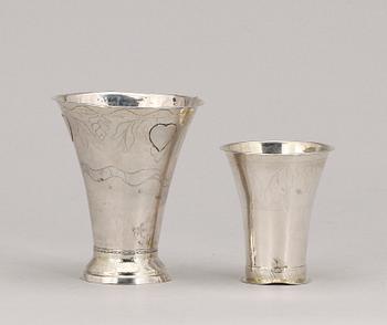 BÄGARE, 2 st, Johan Petter Tullgren, Kristinehamn 1822 resp Lars Magnus Holm, Kristianstad, 1824. Total vikt ca 75 g.