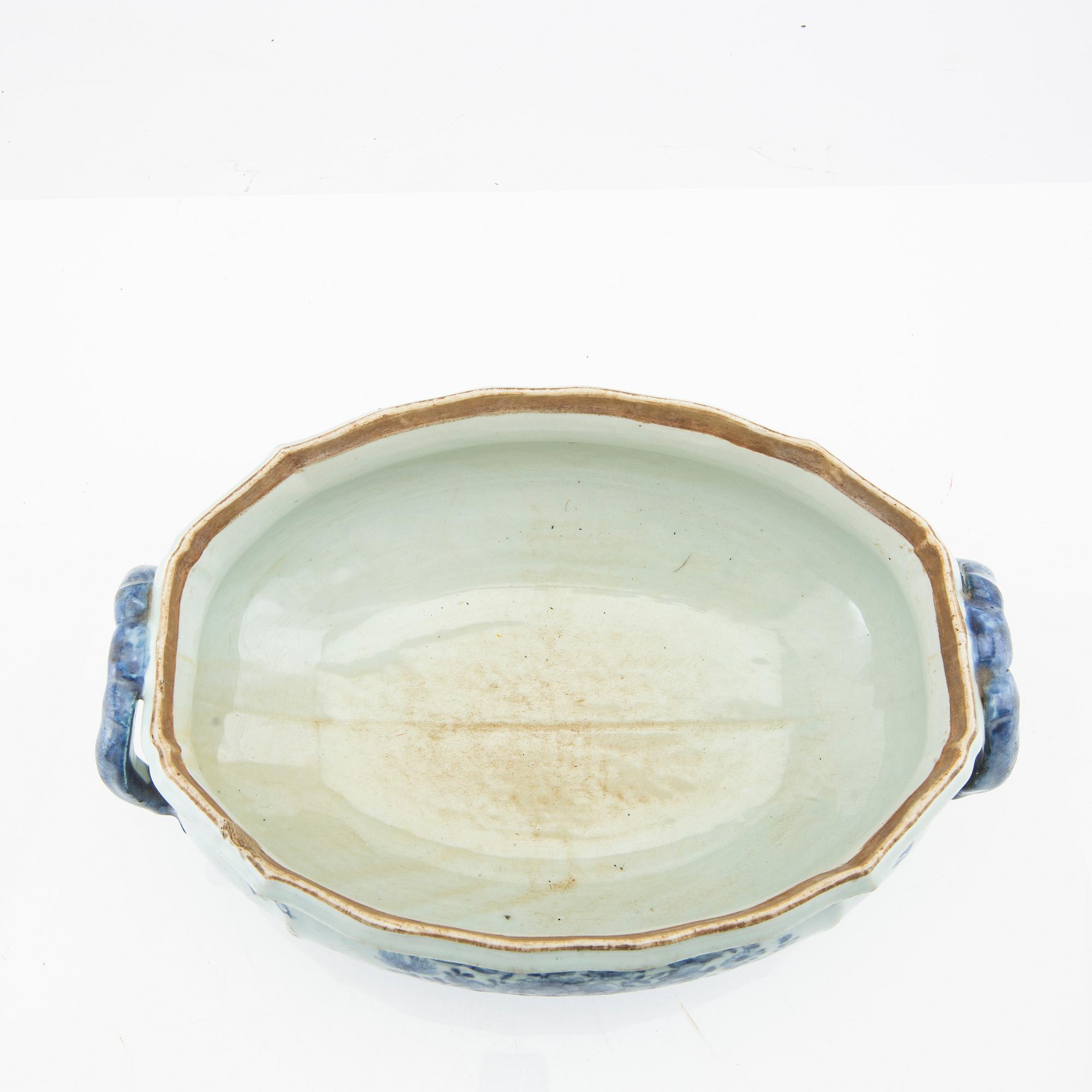 A Chinese blue and white export porcelain tureen with cover, Qing dynasty, 18th century.