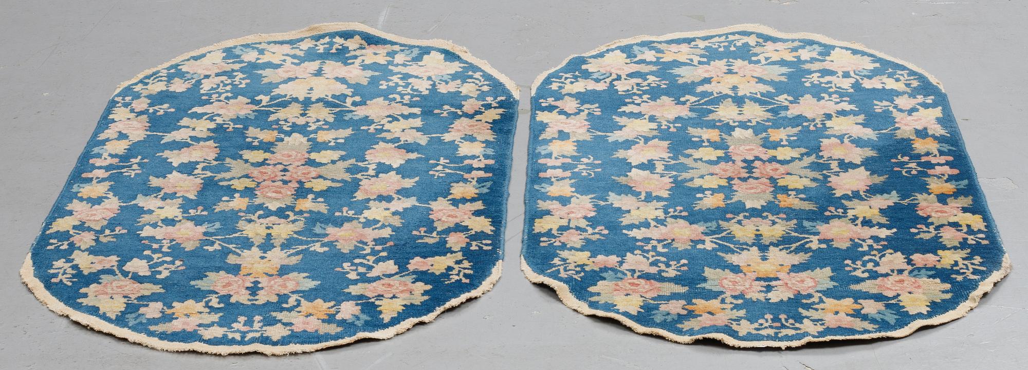 A pair of semi-antique/Old, Chinese rugs, ca 138 x 77 cm.