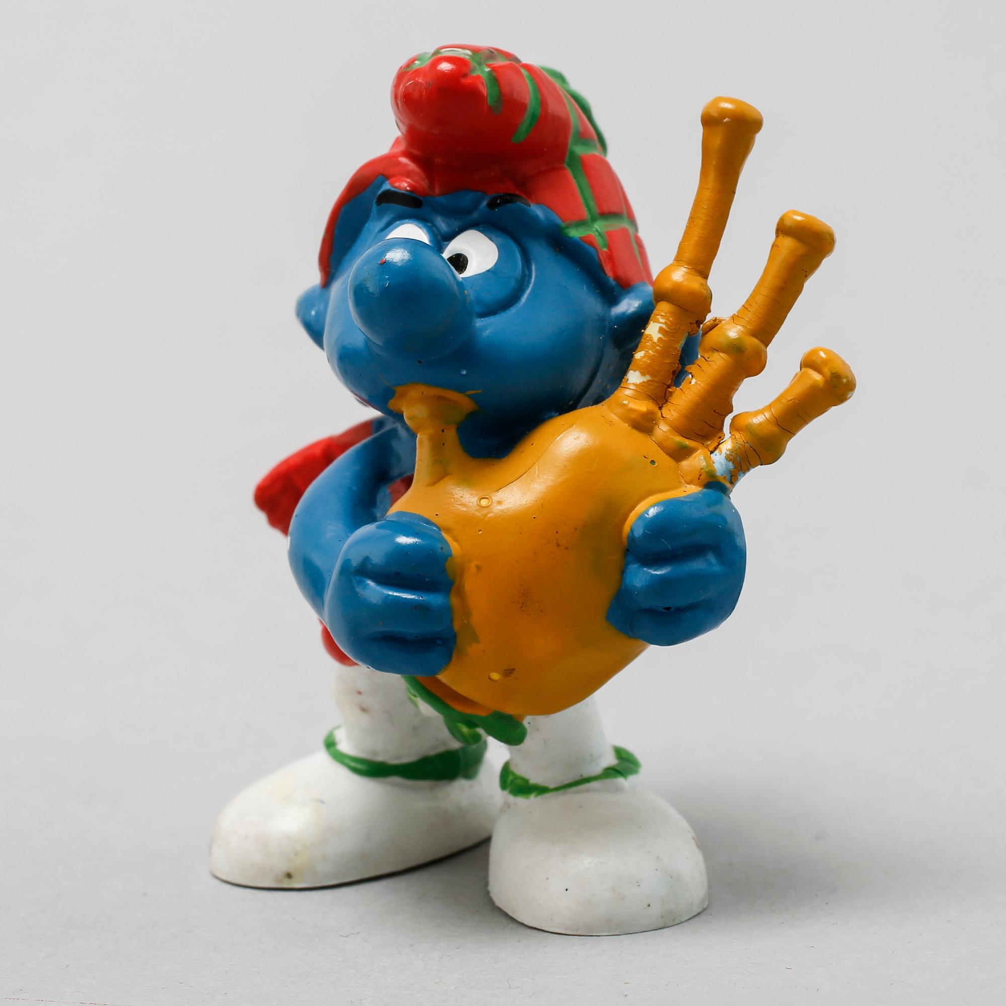 A mainly 1980s Smurf collection of 93 pcs, Schleich and Bully 