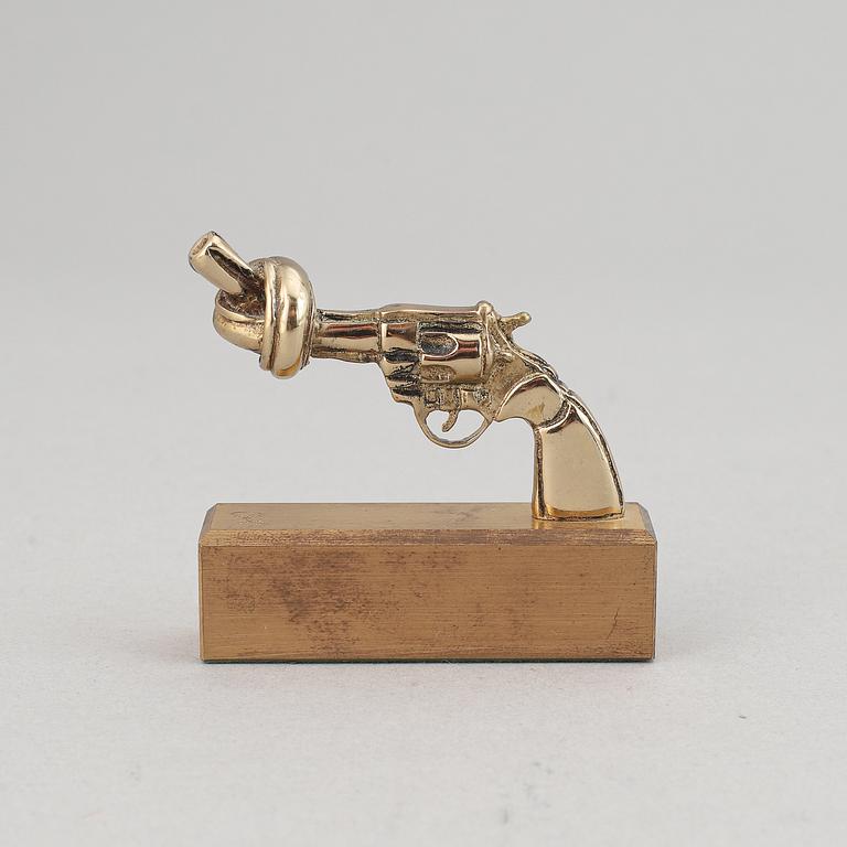 Carl Fredrik Reuterswärd, sculpture 'Non violence', Skultuna, signed.