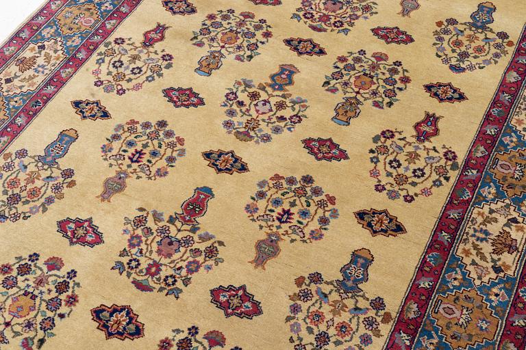 A 'Karistan' carpet, Romania, 275 x 182 cm.
