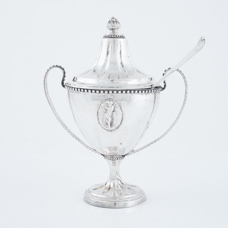 A Swedish 18th century Gustavian silver suger bowl with lid and a sprinkle spoon, marks of Erik Ernander, Uppsala 1790.