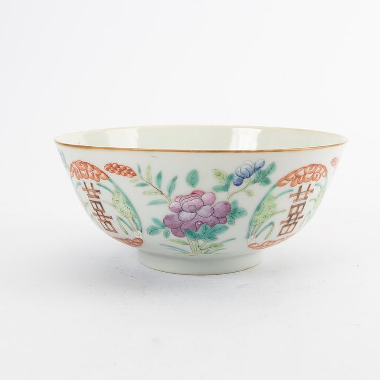 A Chinese porcelain bowl 19th century.