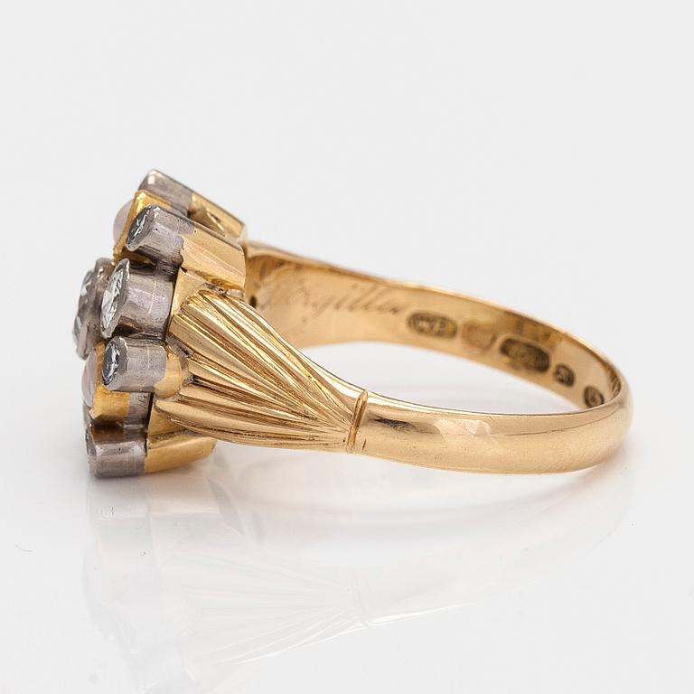 Ring, 18K guld, odlade pärlor och briljantslipade diamanter. W.Pettersson, Åbo 1964.