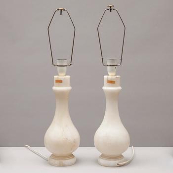 BORDSLAMPOR, ett par, alabaster, 1900-talets senare hälft.