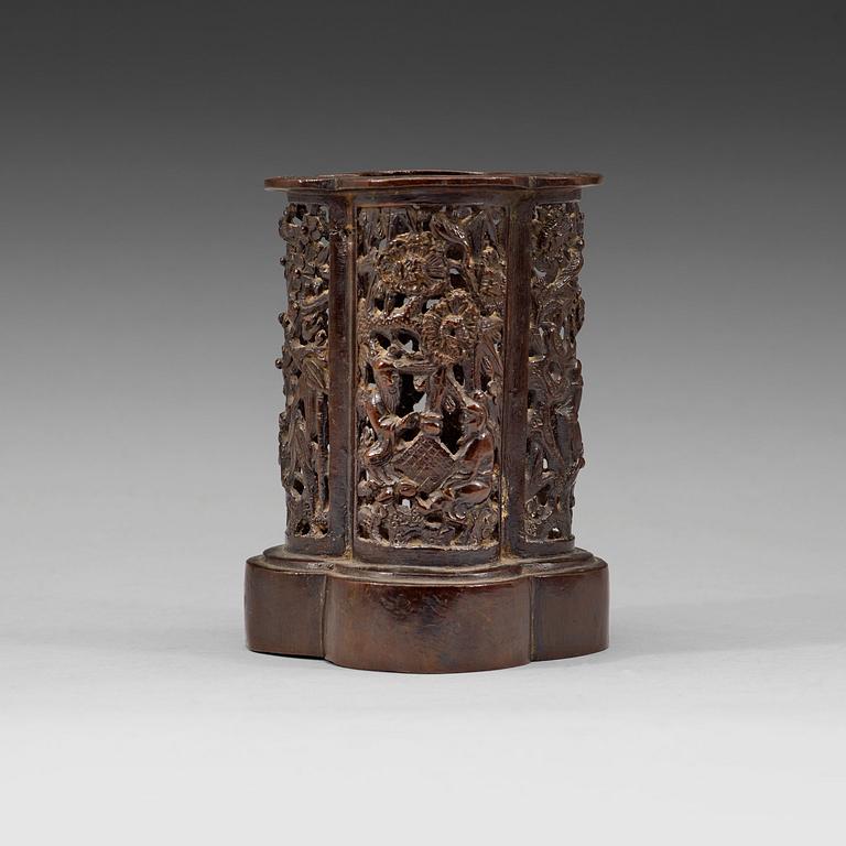 A bronze brush pot, Ming dynasty (1368-1643). With four characters mark.