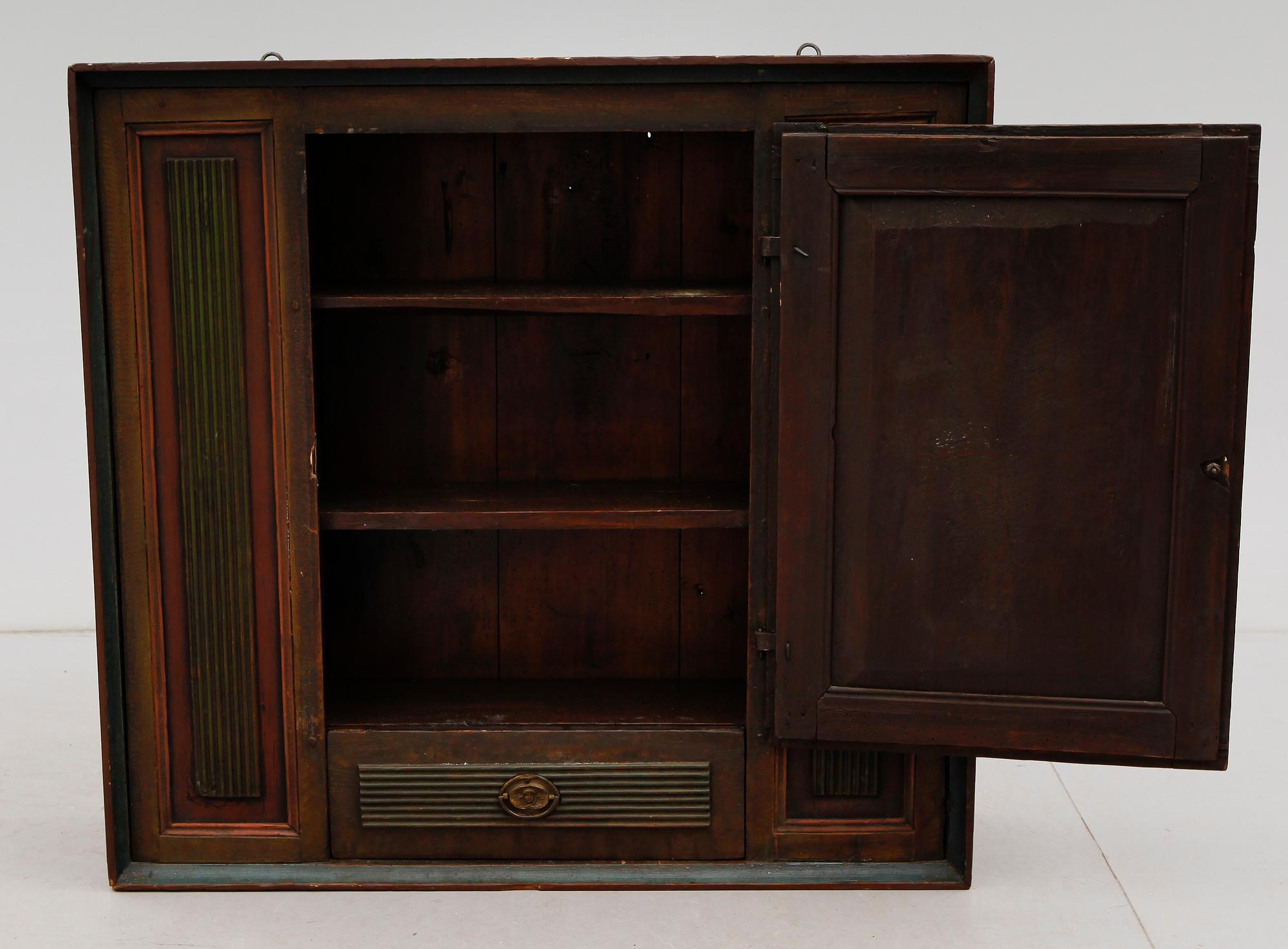 HÄNGSKÅP, allmoge, 1800-talets början.