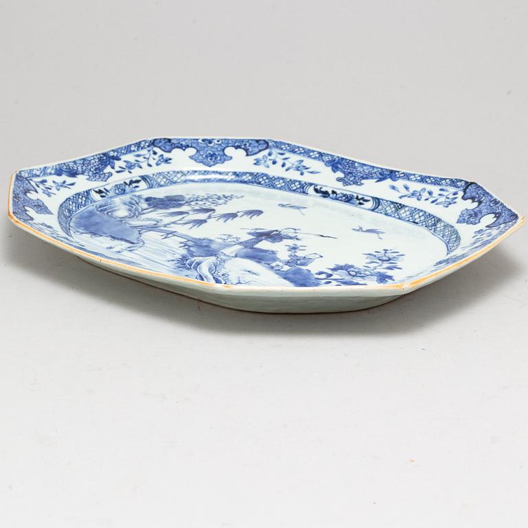 A blue and white serving dish, Qing dynasty, Qianlong (1736-95).