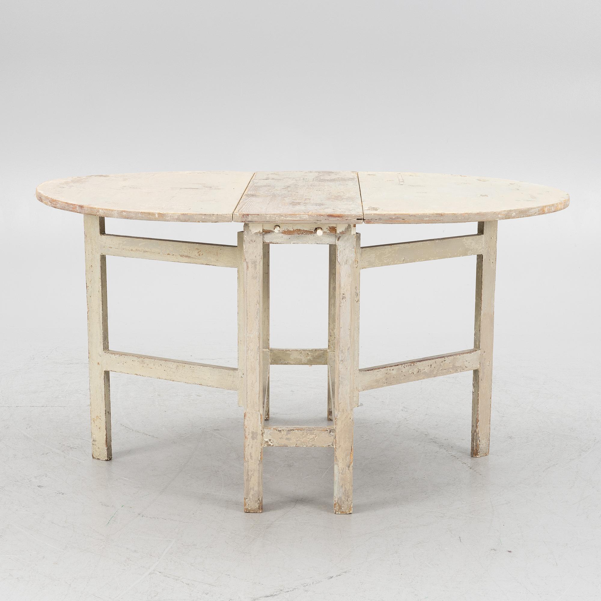 A Gustavian gate-leg table, circa 1800.