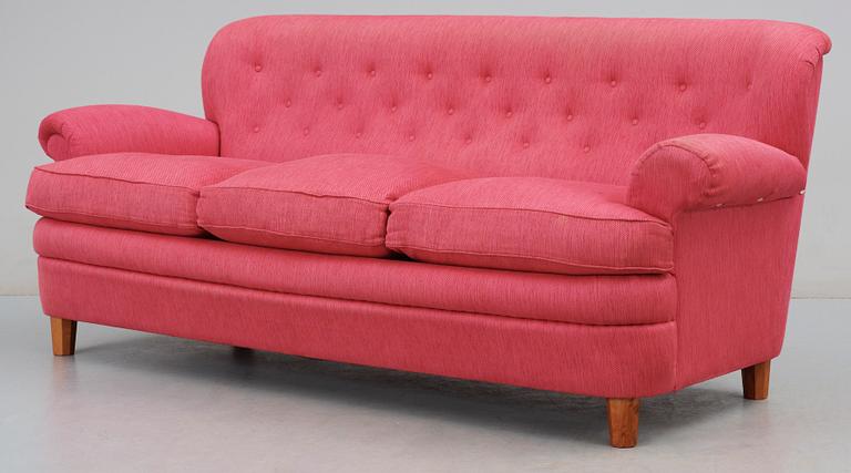 A Josef Frank sofa by Svenskt Tenn, model 568.