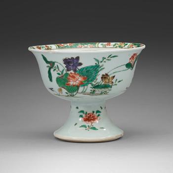 256. A famille verte tazza, Qing dynasty, Kangxi (1662-1722).