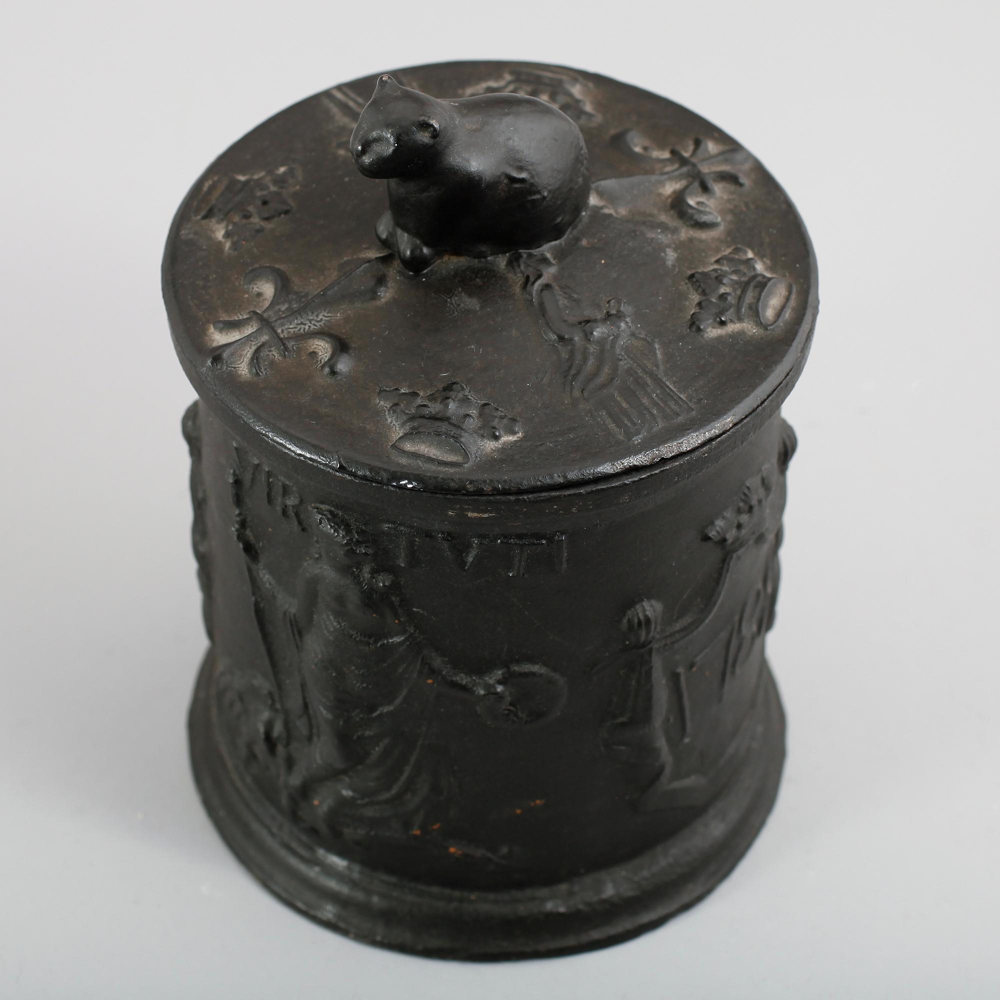 TOBAKSBURK, gjutjärn, Hällefors, daterad 1788.