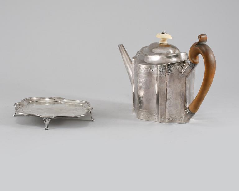 TEKANNA MED FAT, silver, Peter & Ann Bateman / Thomas Ollivant, London, 1793. Total vikt 643 cm.