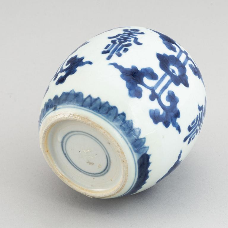 A blue and white jar, Qing dynasty, Kangxi (1662-1722).