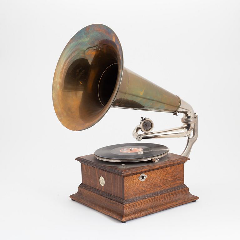 An Exhibition Gramophone & Typewriter LTD horn gramophone, United States, early 20th century.