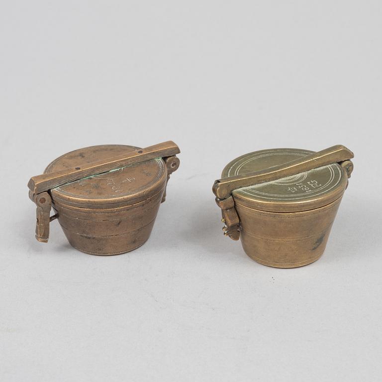 Viktsatser, 2 st, Fredric Mossberg, Södermanlands län, 1820, samt Carl Fredric Gleisman, Stockholm, 1831.