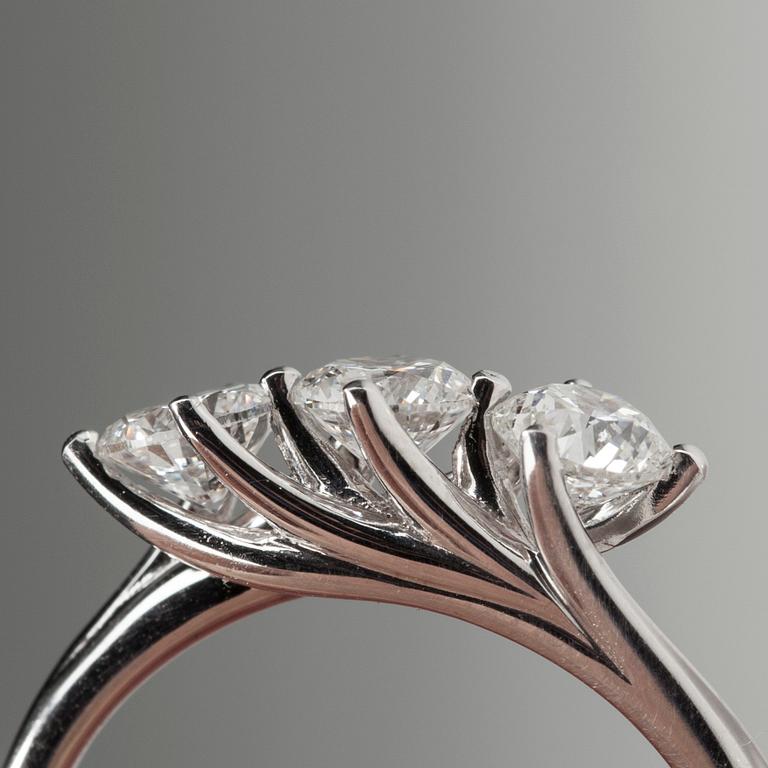 RING, vitguld 18K med 3 briljantslipade diamanter tot. 0,91 ct. Vikt 3,18 g. Intyg.
