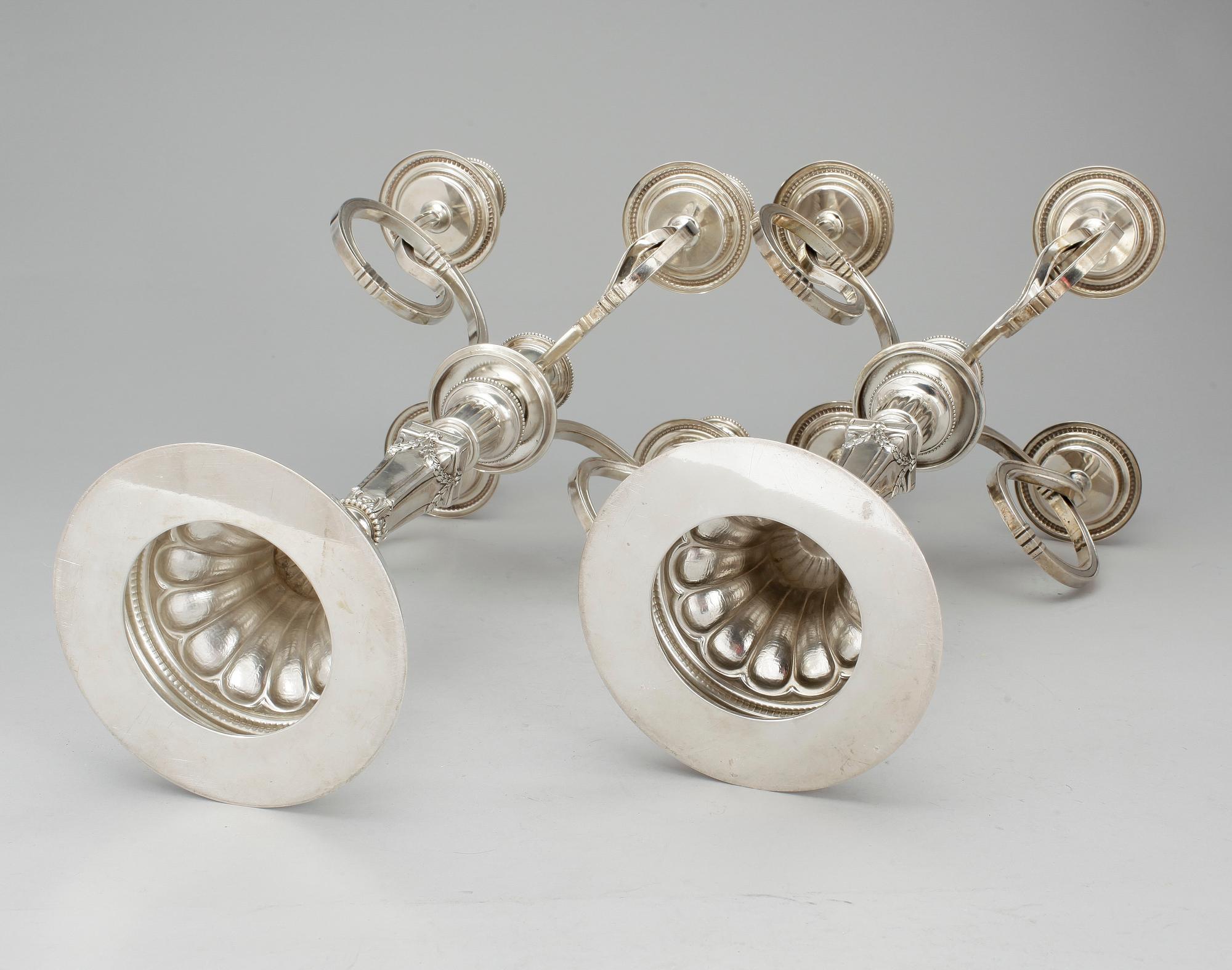 KANDELABRAR,  ett  par, silver, möjligen Nederländerna, Louis XVI stil, kring sekelskiftet 1900, vikt ca 4060 g.