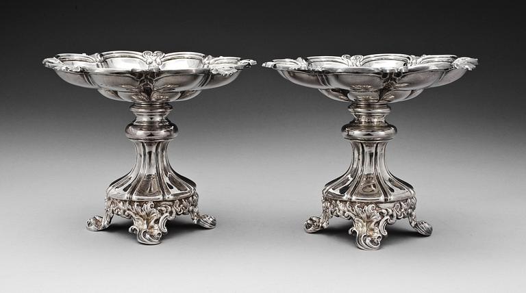 UPPSATSSKÅLAR, ett par, silver, nyrokoko, Gustaf Möllenborg, Stockholm 1847. Totalvikt ca 780 gram.