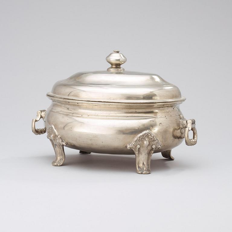 A Rococo pewter tureen with cover by L. Lundwall, master in Jönköping 1761.