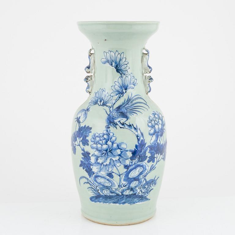 A blue and white vase with celadon ground, late Qing dynasty, circa 1900.