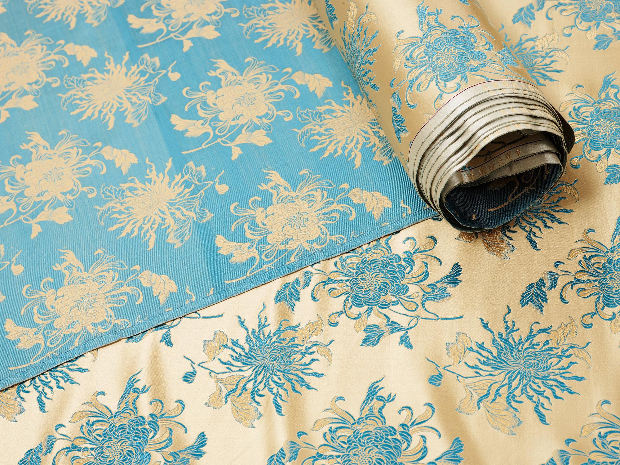 Three Chinese silk fabric rolls. 341,5 x 69 cm, 899 x 68 cm and 1290 x 68,5 cm.