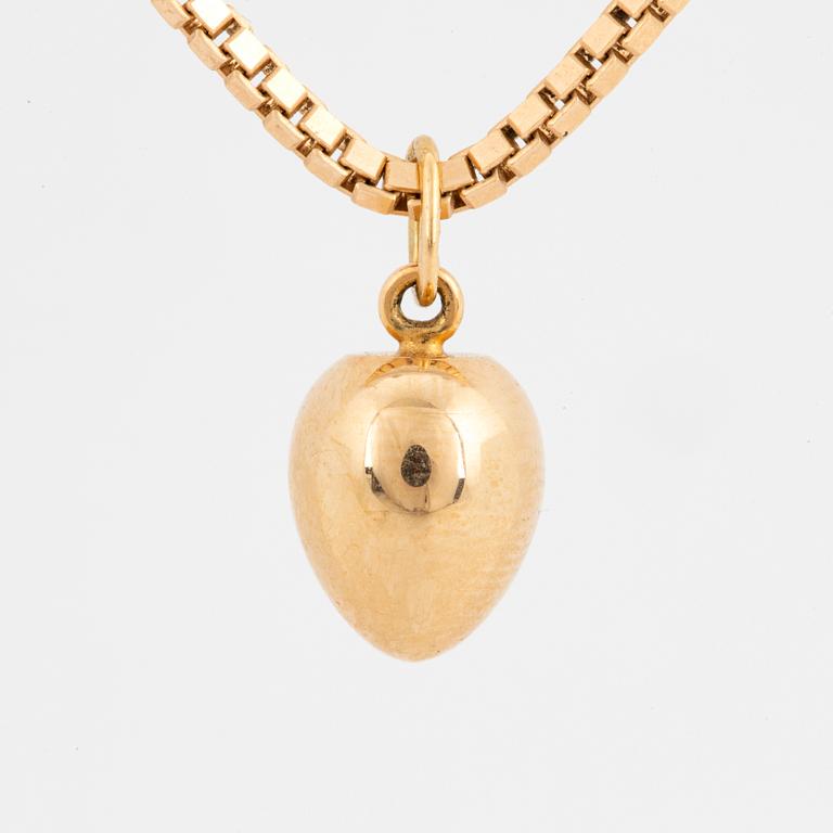 An 18K gold pendant and chain.