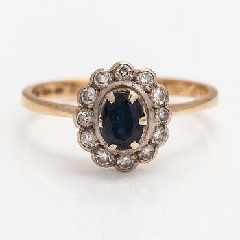 An 18K gold ring with a sapphire and diamonds ca. 0.24 ct in total.