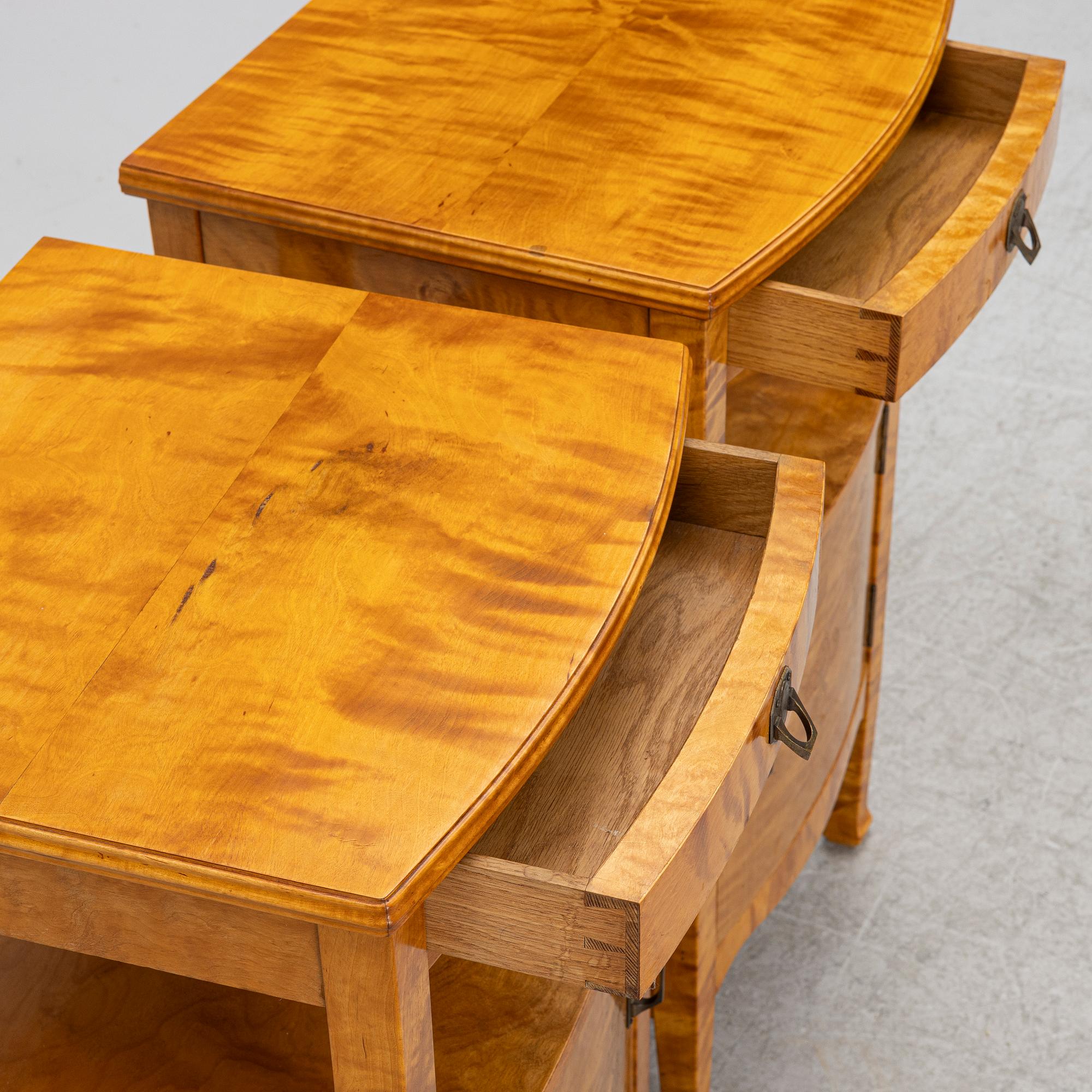 A pair of nightstands, ecarly 20th century.