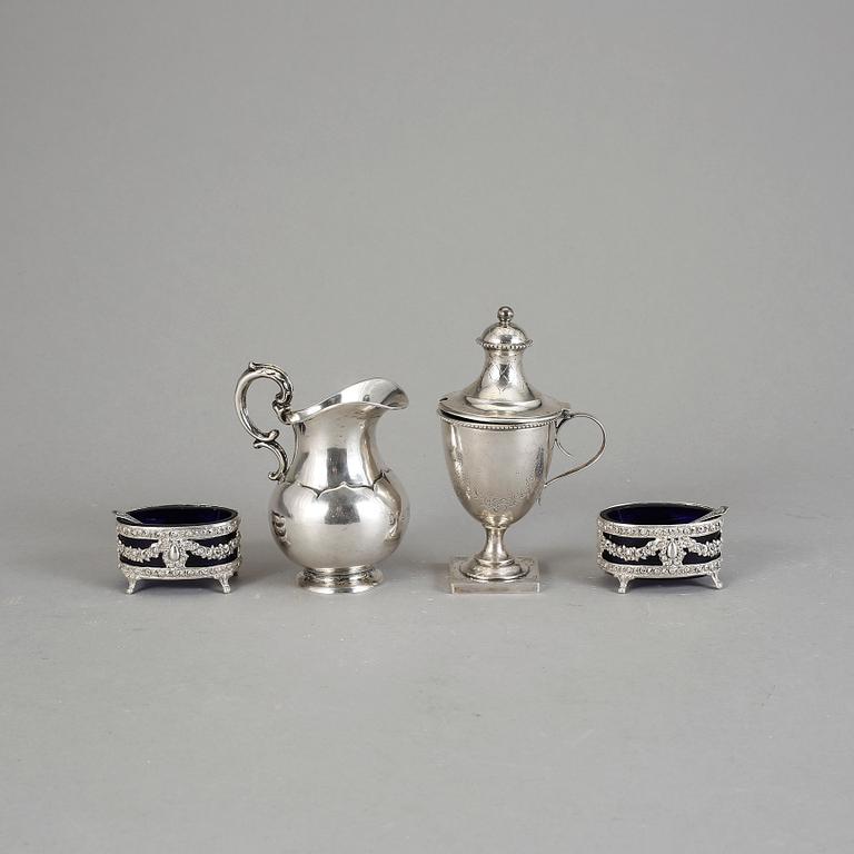PARTI SILVER, 4 delar, 1800-1900-tal. Bla Christopher Creutz, Stockholm. Total silvervikt ca 246 g.
