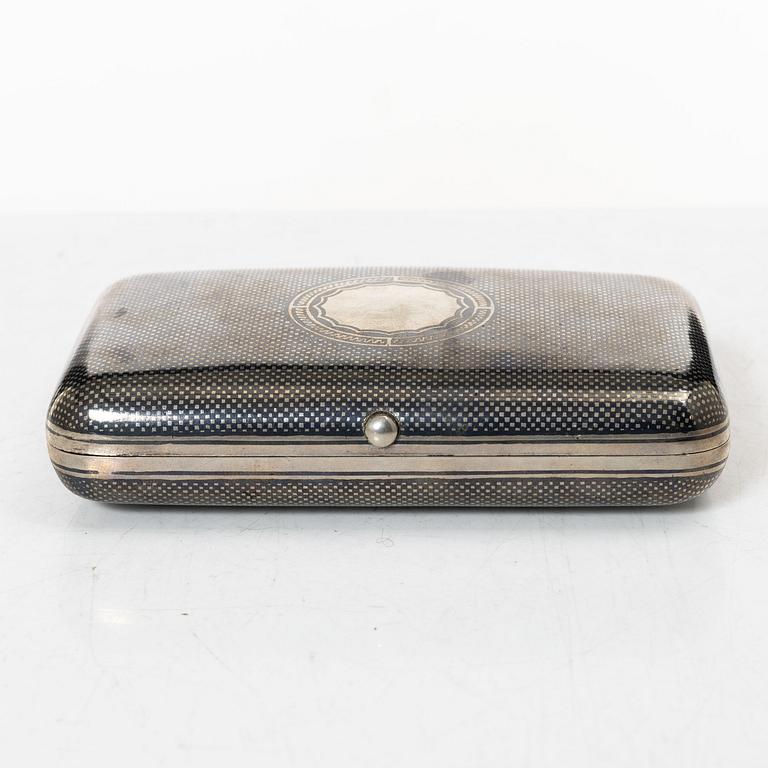A Russian silver niello cigarette case Unidentified cyrillic maker’s mark. Assay master A. Romanov, Moscow 1890.