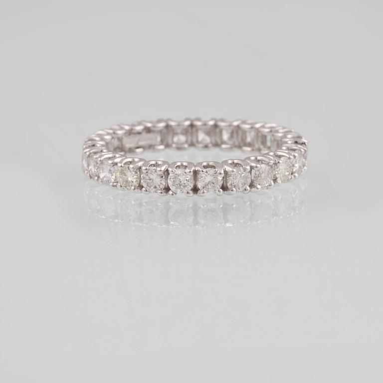 RING, 18K vitguld med fasettslipade diamanter ca 1,58 ct. Vikt 2,6 gram.