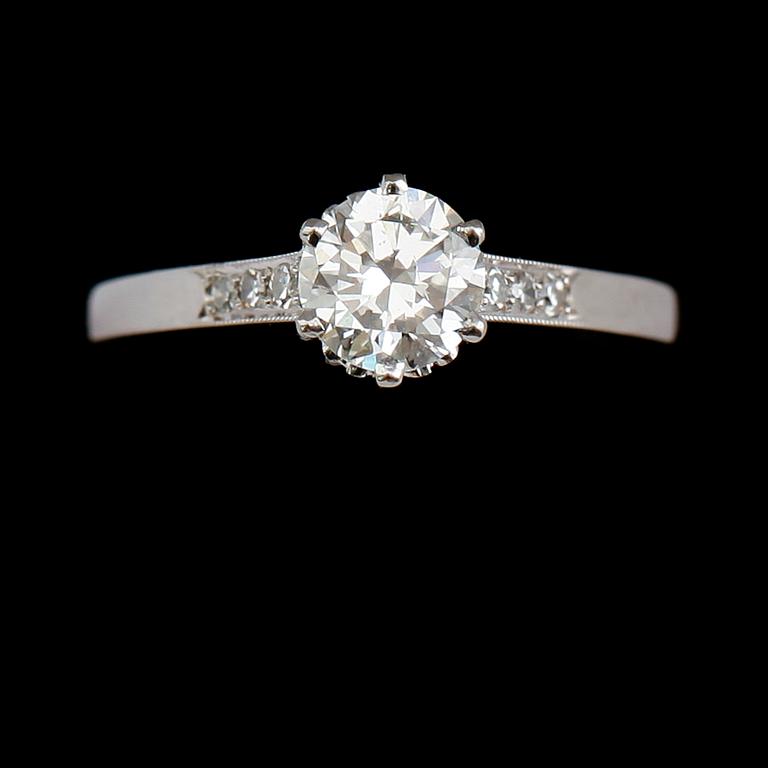 RING, 18 k vitguld, solitär briljantslipad diamant 0.85 ct. svenska stämplar K&EC, 1962.