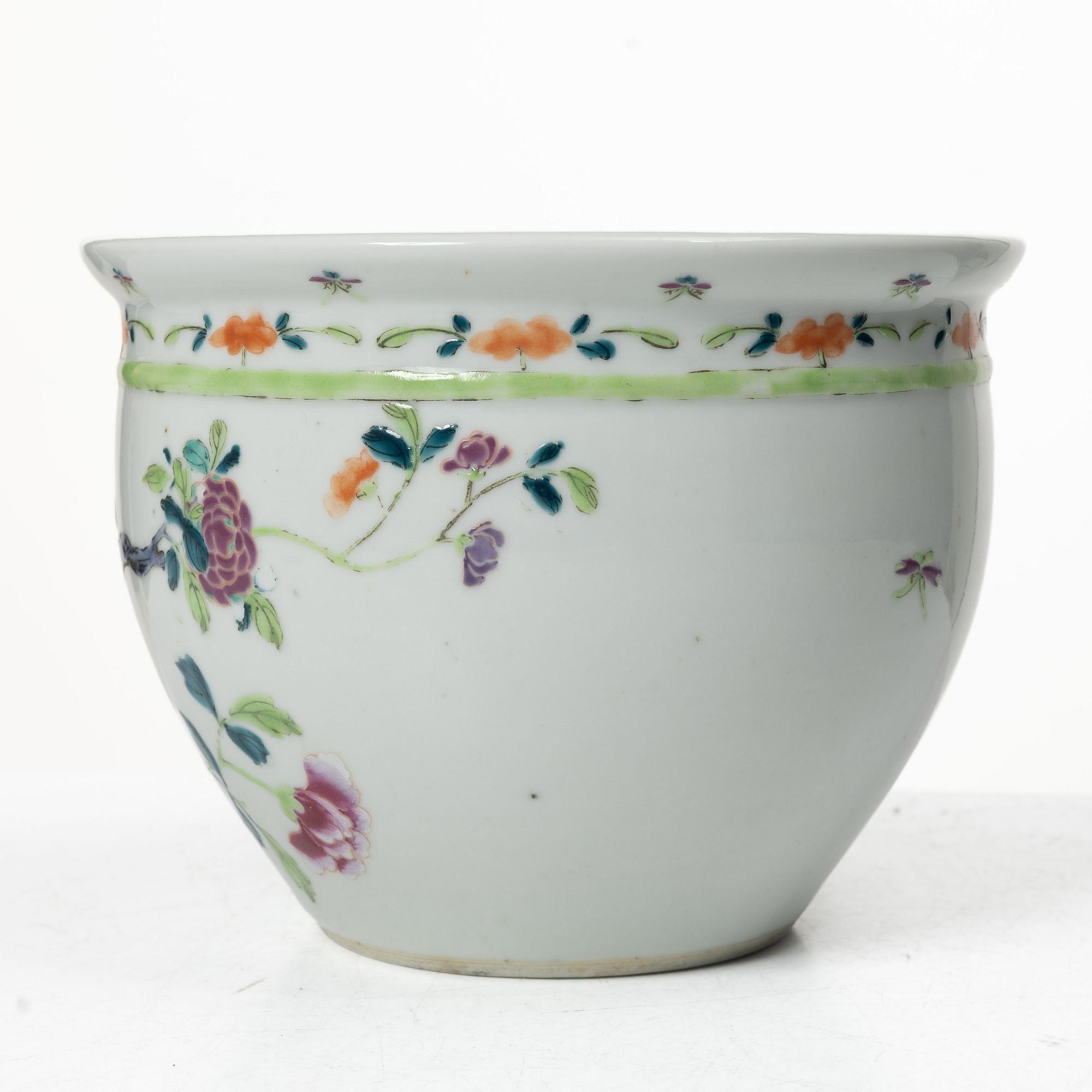 Mugg samt ytterfoder, porslin. Kina, Qingdynastin.
