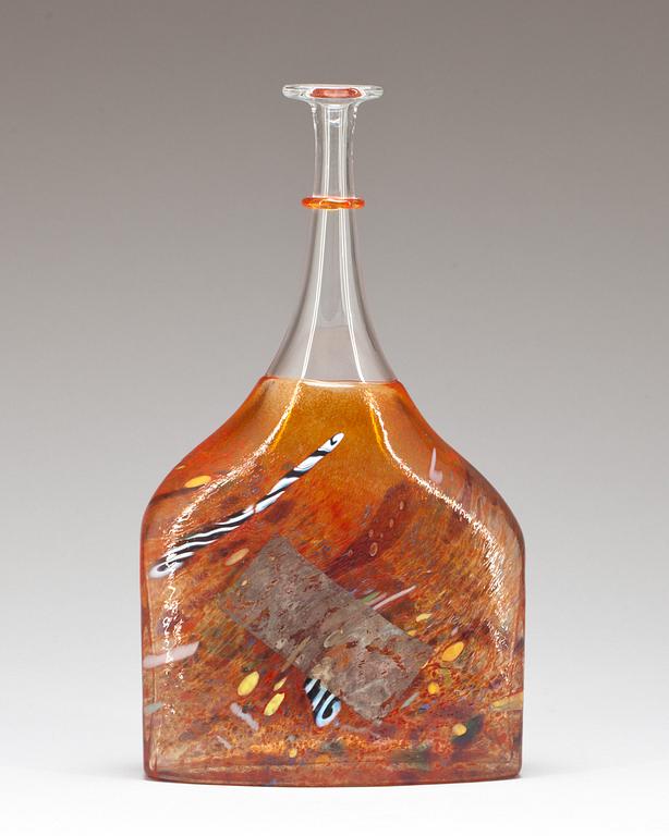 SKULPTUR, glas samt FLASKA, Bertil Vallien, Kosta Boda. 1900-talets slut.