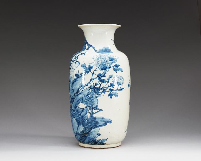 A large blue and white vase, late Qing dynasty.