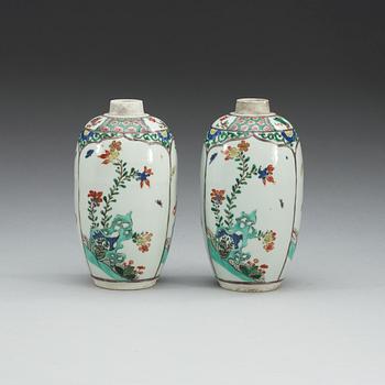 TEKRUKOR, ett par, porslin. Qing dynastin, Kangxi (1662-1722).