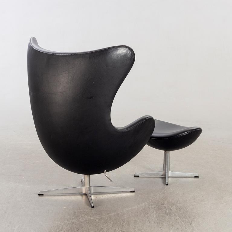 Arne Jacobsen, fåtölj med fotpall, "Ägget" för Fritz Hansen Danmark 2001.