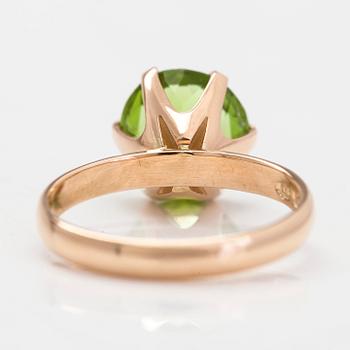 A 14K gold ring, with a modified brilliant-cut peridot, Finland 2008.