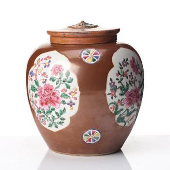 A famille rose and cappuciner brown jar, Qingdynasty, Qianlong (1736-95).