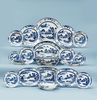 1585. An extensive blue and white dinner service, Qing dynasty, Qianlong (1736-95).