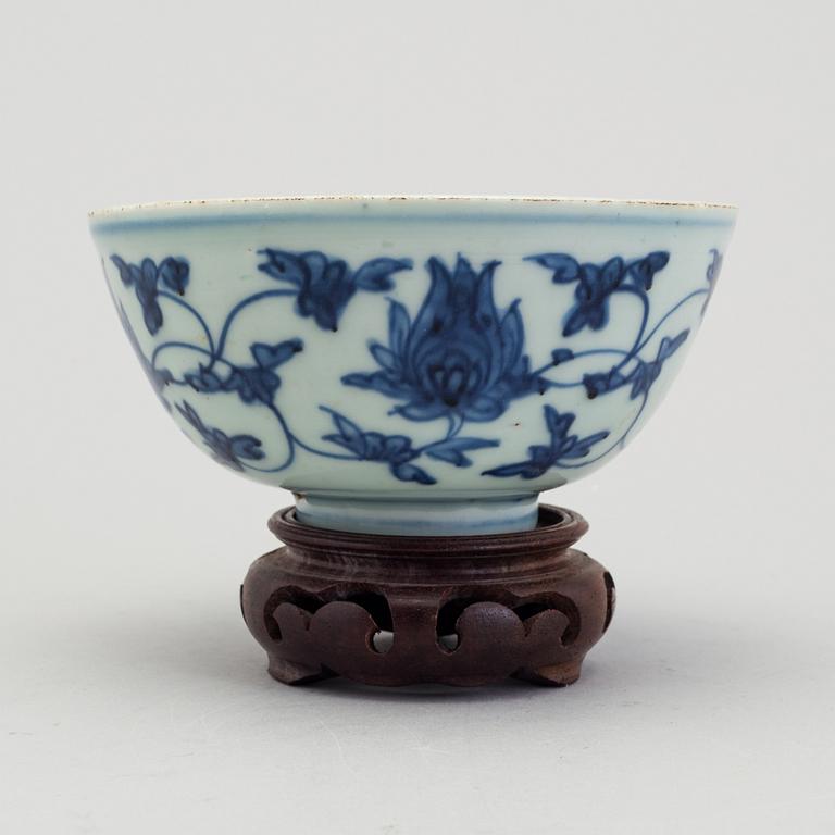 A Chinese porcelain blue and white bowl, Ming dynasty (1368-1644).