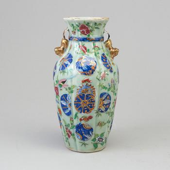 A Canton vase, Qing dynasty, 19th Century.
