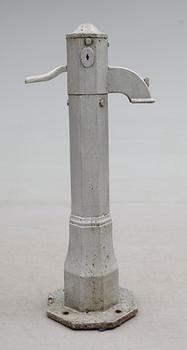 TRÄDGÅRDSPUMP, gjutjärn, 1900-talets första hälft.