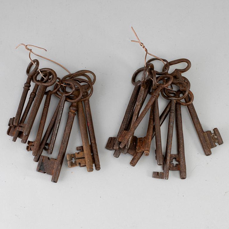 20 18th century cast iron keys.