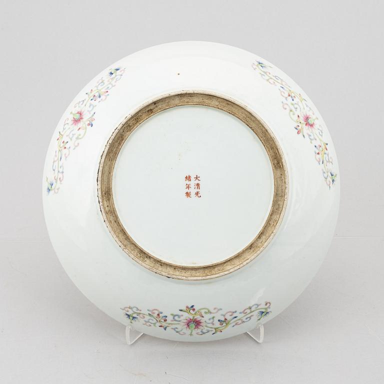 A large Chinese porcelain enamelled dish, late Qing dynsaty / Republic.