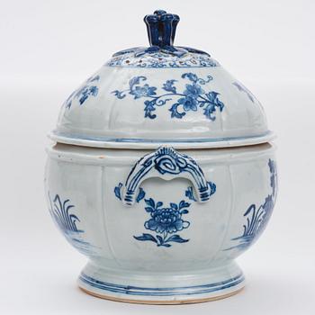 Servis, 70 delar, kompaniporslin. Qingdynastin, Qianlong (1736-95).