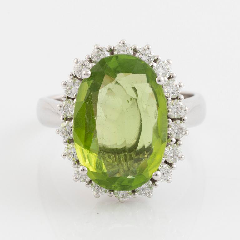 Ring, cocktailring med peridot och briljantslipade diamanter.