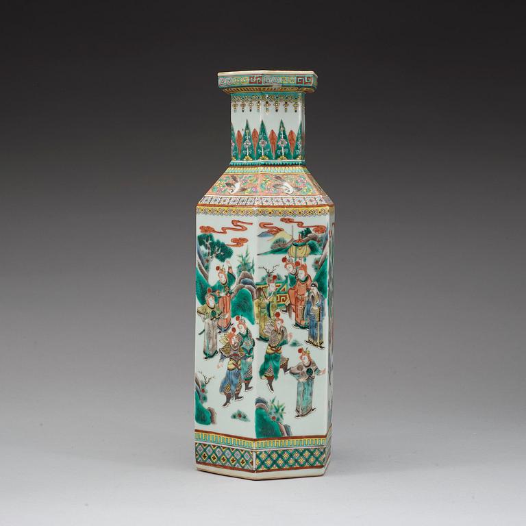 VAS, porslin, Qingdynastin 1800-tal. Med fyra karaktärers märke.